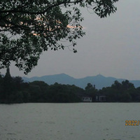 ���µ�һ�죬�ں��ݽ�ͷ������