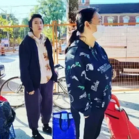 ����Ů����ͷ��ȼ�ʳ���һ˫�ڲ�Ь��ͷ���棬��������������