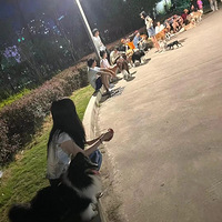 妹子带狗参加聚会想克服自己的社恐，可没想到…狗比她还社恐哈哈