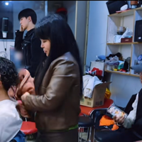 �������С��ÿ�켷���ˣ��˿ʹ�ɵ����Ŷӣ��ϰ���ȴ�����