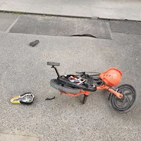һ����ͯ���г�����������������ڵ�Ԫ¥�ſڣ�С�������Ż���