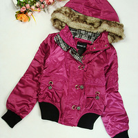 ����һ��ټҺ���װ����  ��ɫ ��һ����ɫ�ÿ�