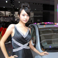 ��չ���յ��㳵��Ů