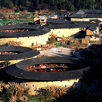 �����ڳ�;���ͼ���¥�����Ź������Ļ�֮��