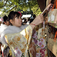 �ձ�����Ů�����ͷ�����ӭ�ӳ�����