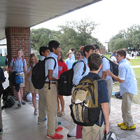 ʵ������˽���߶�ѧУ��һ��,��������Сѧ����ƬŶ����������