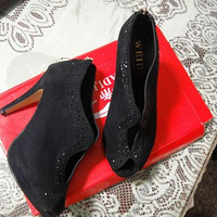 ��С�������Ь�ӡ�Ů�˰������쾭����