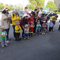 ���ױ�����һ����ݴ���Բ��������ͼƬ���£������������Ƭ��