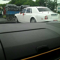 ·���ܼ�����ǧ��İ�ɫ�鳵��