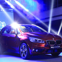 ���˿����д���BMW 2ϵ�˶����г���Ȼ���У�ͼ��