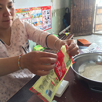 ����19¥����ʳ��Ե��ϣ���ڱ�����̳���˸����а��ĸ�ĸ