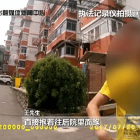 "Ů����С���ﱻ�˰��!"�񾯽ӵ�����,ȴ�ڼ���п�������һĻ��