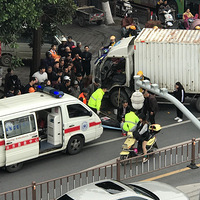 �������Ϻ���·�ڻ���ײ��������