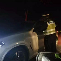 ����һ������5��˾�������ξƼݡ����У�