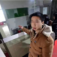 ���£�Ů����һ���ݻ������������������Ŀ���˺ö��˳�����