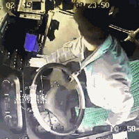 �������ȫ�̣�����ĳʮ��·�ںᴩ��·��ײ����2���˱�������