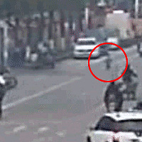 ����һ3��Ůͯ������2���߶����ؿ�·�ϵļ�� �������ˣ�