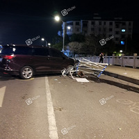 ��ҹ�γ�ײ������˾������