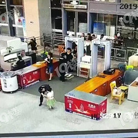 ������������Ů���ڳ�վ���Լ�ȴ���˸���......