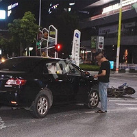 ��綯����·�ڱ�ײ�ɣ���ȫ�𣡵綯����ʻԱ��������