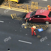 С��ɫ���Ӱѻ���ײ��