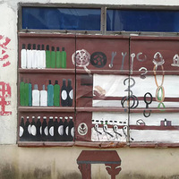 ֣