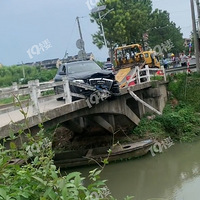 һ�����ưµϳ�������������խ�ţ����˵ĳ�ͷ�������ں��ϡ�