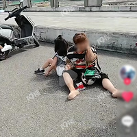 ƽ����λ�������СŮ�����ƿ���������ˣ�ˤ��ͷ��Ѫ����