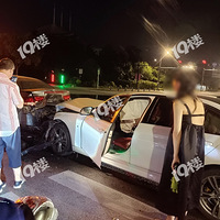 ����������ҹ����׷β�������ߣ�Ů�����ĳ������к�ֱ�Ӷ���ȥ��