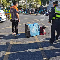 ���˽���ͻ��������·һ��̫�ᴩ��·�����С��ײ�ˣ�