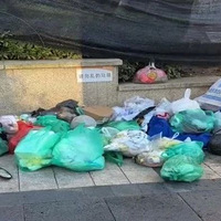 �������С��û������Ͱ������900���˼�����ȫ���ſڣ�