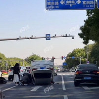 �Ϻ����·����һ��ɫ�γ�ײ����󷭳������£��׳����и�ȫ��