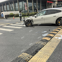 ������ͷ��С��su7�͹�����ײ���ˣ���ǰ��ֱ�Ӷ��ᣡɶ���ٰ���