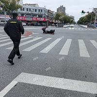 �����ͷ��ůһĻ������ˤ����ѹ�޷�����·������ů�α�������ȥ