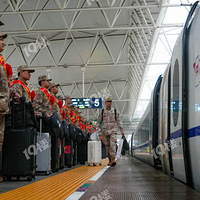 ����һ��һ�ȵĸ�����վ���±������ͣ����ж��ǣ�