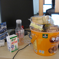 �İ�ͬ־���ڣ���͵͵�ķ�һ����С������ʳ�칫����^_^