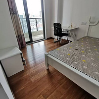 �ٰ������Ա߳���һ�Ҷ������������̨����ֱ��