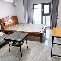 ũ�ִ�ѧ����У�������㳡һ�ҳ���1100