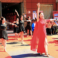 “地球村”开业，舞蹈、旗袍队受邀表演。