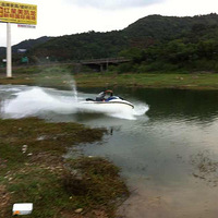 ���ڴ���Ⱥ����һ��С�.��Ħ��ͧ