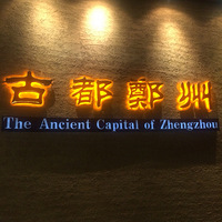 ֣