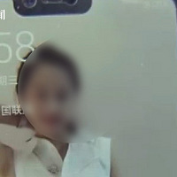 Ů�ӱ�ײ����һ�ߣ����°µ�˾���������Ͻ����ڣ���סͷ���ú���