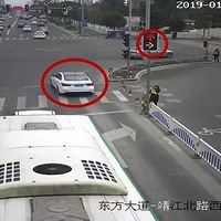 ֻΪ�켸�룬�ٺ���ͷ�峵��ײ��������......