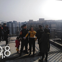 ���и�ծ����Ů��Ҫ��¥���񾯣��Ҽ�Ƿ��300����