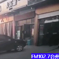 ���أ�̨��һSUVͻȻ�����ݣ�ײ��һ��ĸ��...