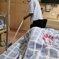 �������ġ�סԺ�ռǣ��������ϴ�үΪ������4��ͽ�������ɨ����