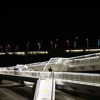 ̨�ݡ�һ������������һ����ӭ�ͣ�������������ҹ���顱