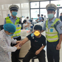 ���������ѣ�С�￪��ײ��·�߳�������˯���ˡ�