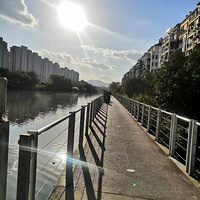 �ڻ�·�Լ��ô�һ֧�ƴ�Ƭ����