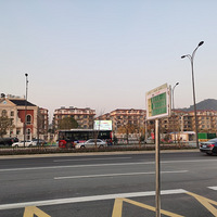 �±�ɽ������վ�ϱ�վ���ơ������ÿͽ�̨�ݸ�����վ̨�ˡ�